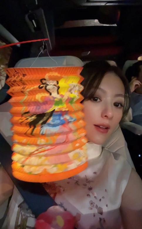 方媛孕晚期和闺蜜逛街！肚大如萝依旧很灵活，女明星帮提包排面足