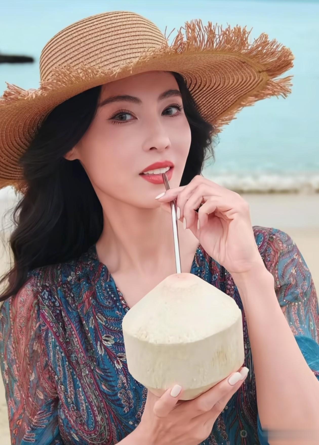 45岁张柏芝最新穿搭：大波浪+印花连衣裙，优雅又高级，像30岁