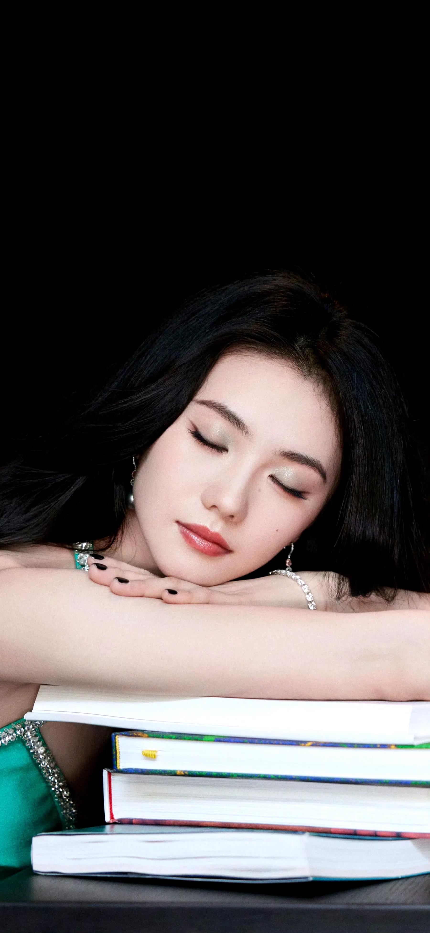 刘浩存镂空翡翠绿裙封神！刘浩存壁纸