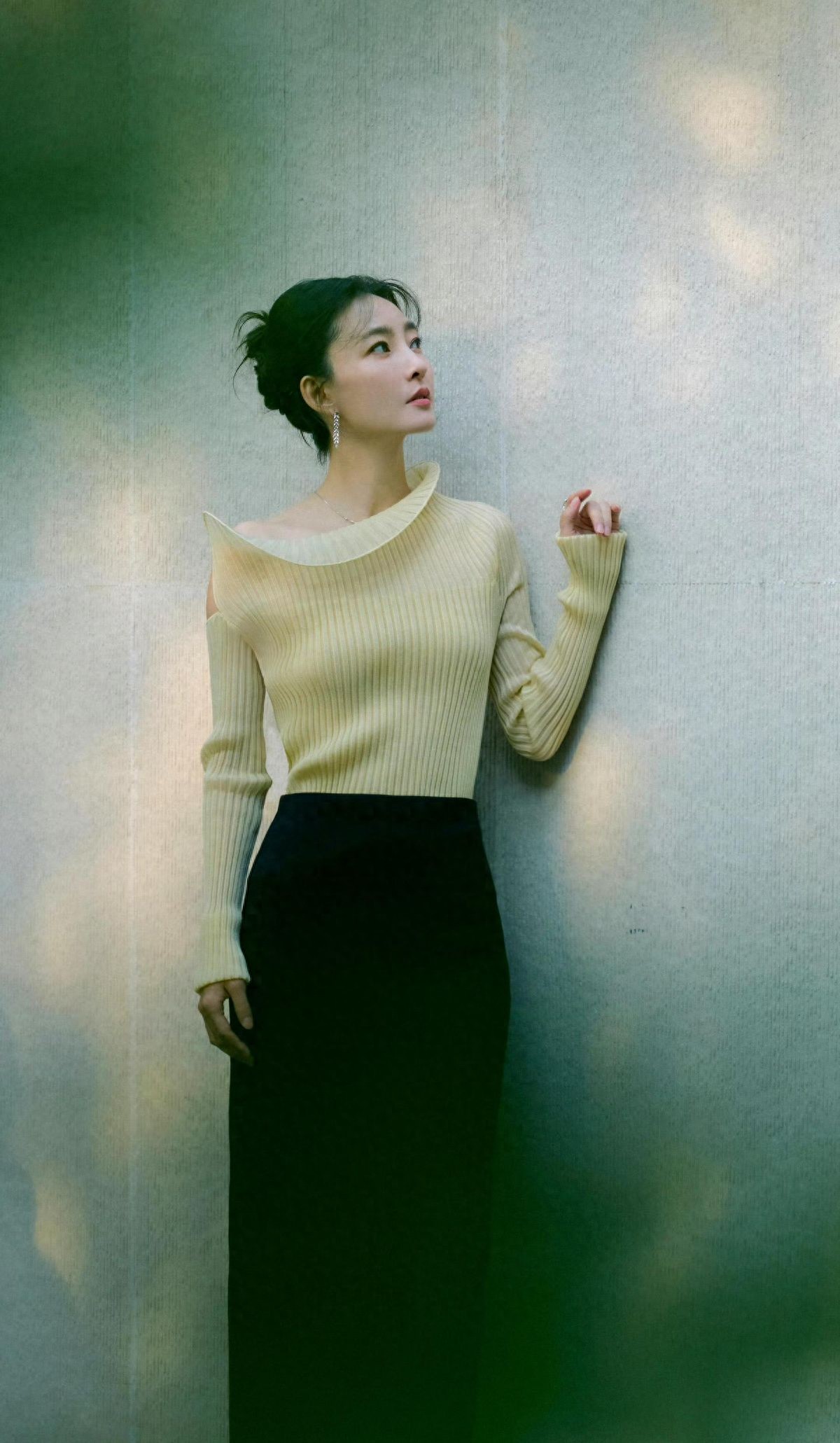 王丽坤机场造型火了,藏蓝背心配牛仔裤,舞者身姿秒杀浓妆女星