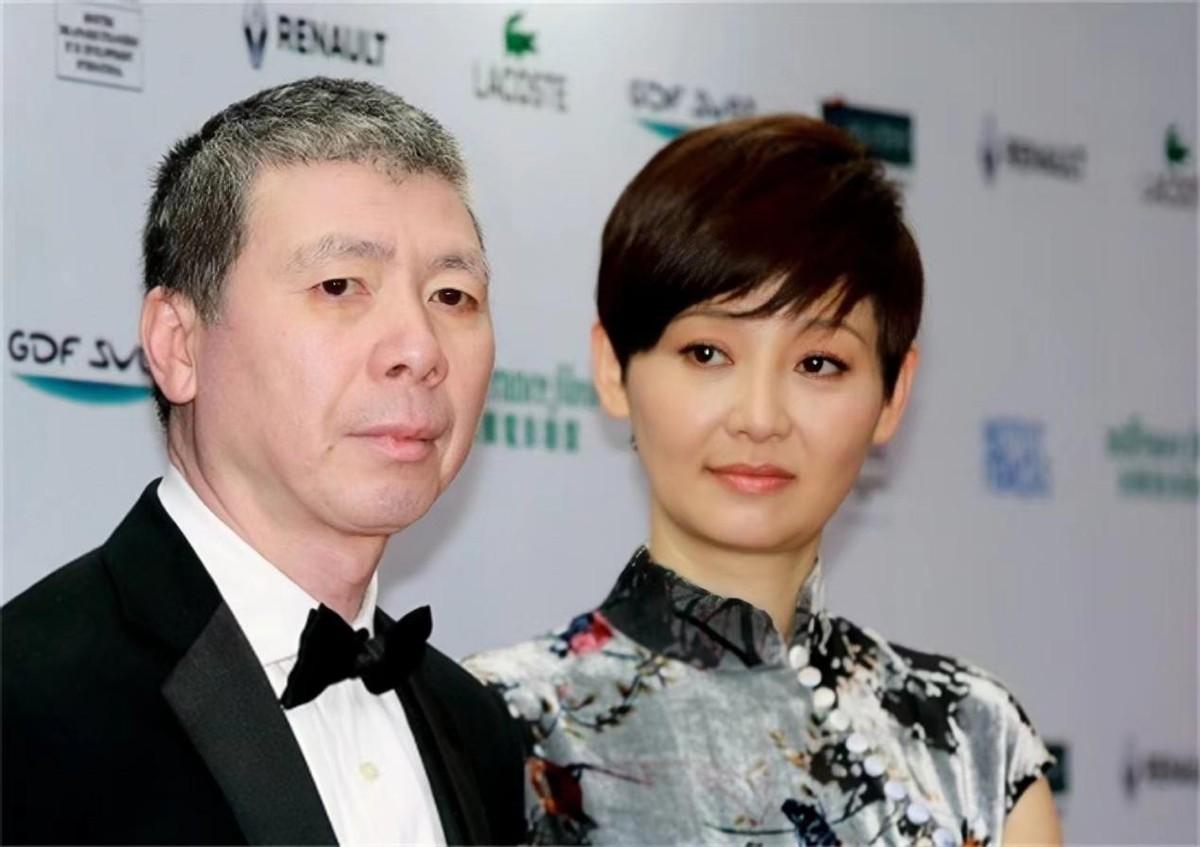 破防了？徐帆冯小刚再传婚变，养女的一句话，暴露出他们真实关系