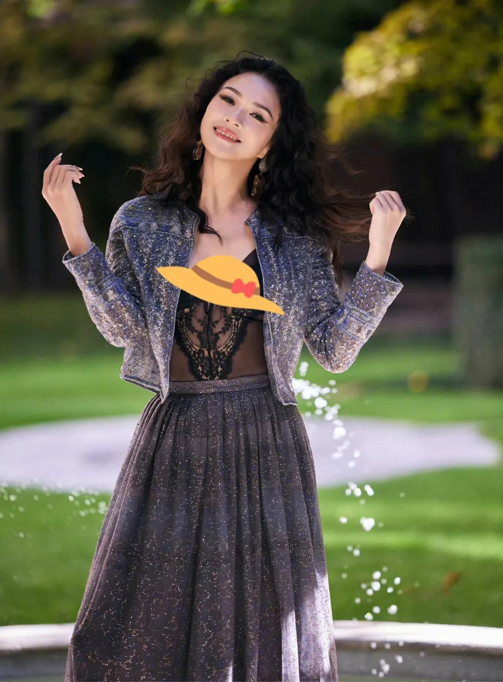 章子怡重返米兰时装周,一身蓝色阿玛尼很贵气,和胡歌坐一起养眼