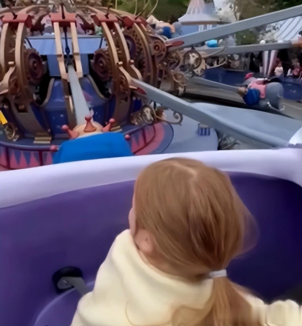 梅根晒4岁女儿莉莉贝新视频，邋里邋遢不讨人喜欢，没有公主相