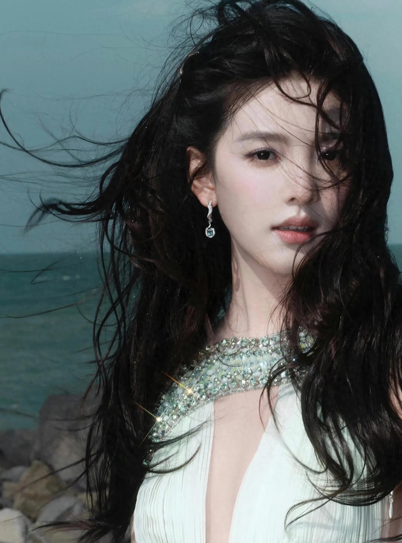 章若楠绿色薄纱裙写真美图