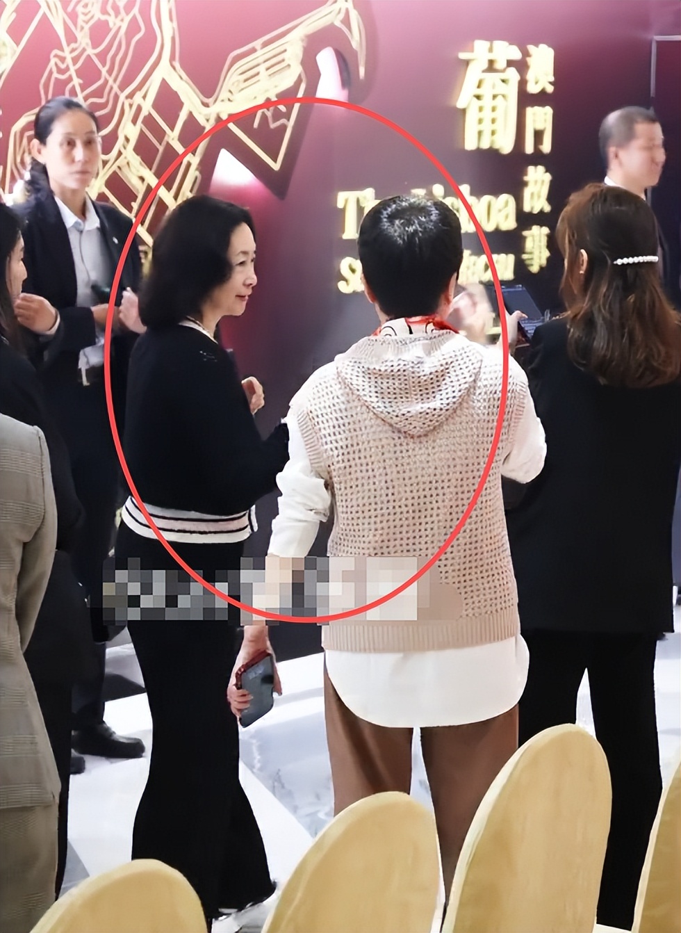 何超琼近况曝光,生图皮包骨大小眼明显,西装裤松垮还掉档超抢眼