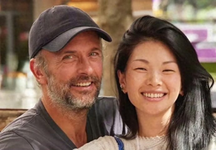 超模吕燕和大20岁法国老公看起来好甜蜜，混血儿子脸像妈妈