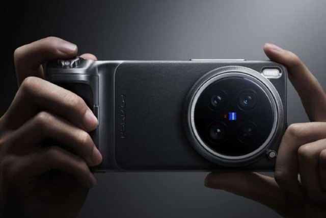 直擊vivo X200 Ultra：蔡司三攝+雙芯影像，真碾壓競品成年度標桿