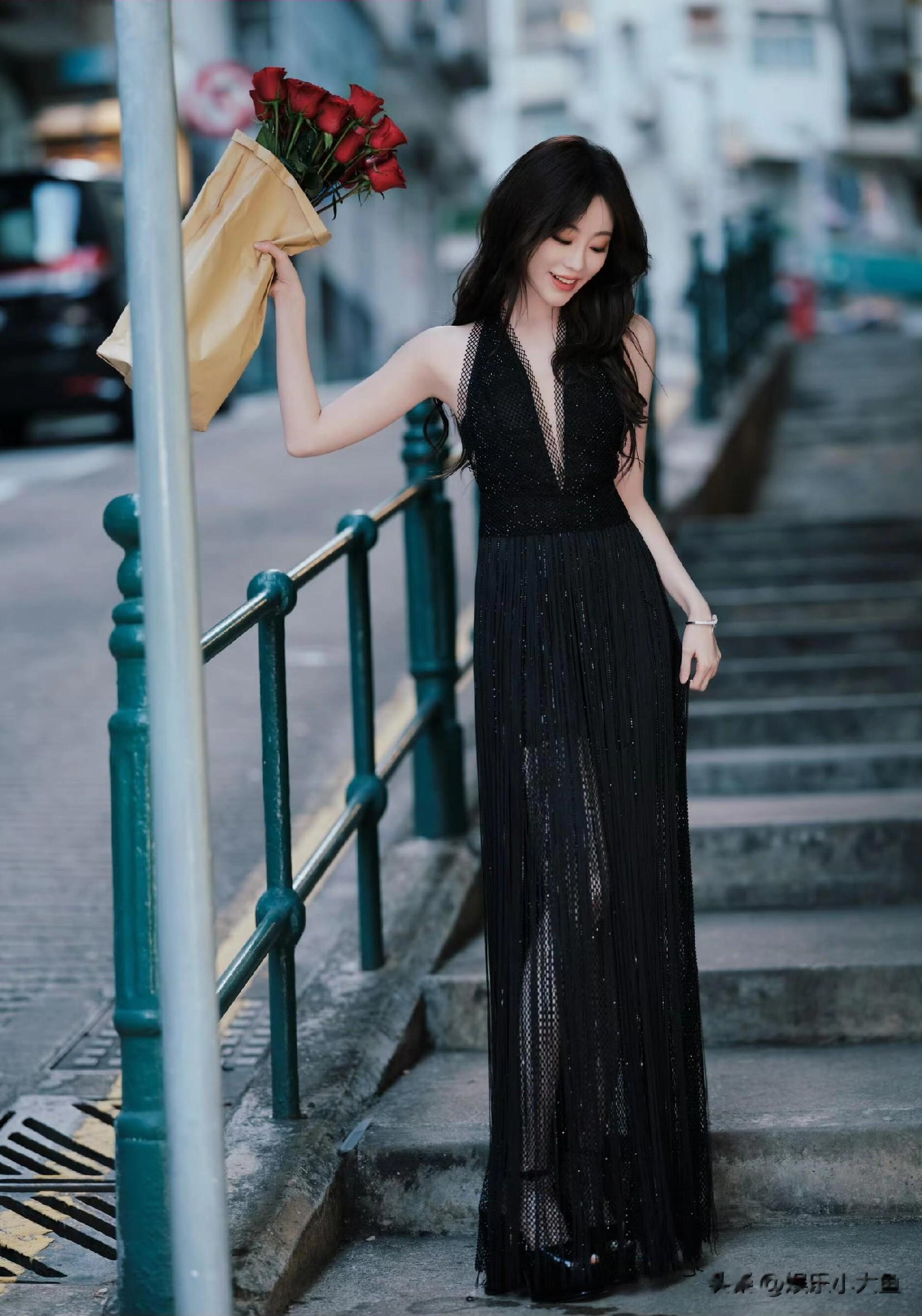 祝绪丹亮相实力派MAT年度盛典，身着黑纱礼裙勾勒出曼妙身姿好美