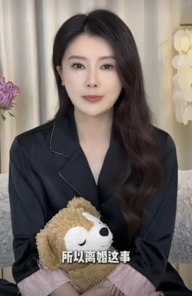 女星甘薇含泪谈离婚，否认转移资产获天价分手费，目前有两女一子