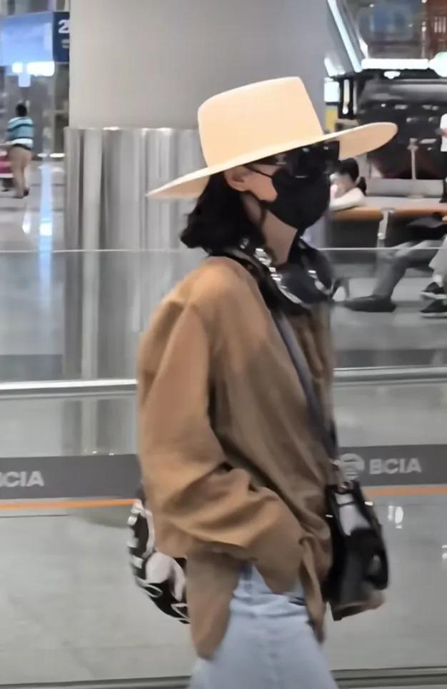 辛芷蕾威尼斯电影节回京，穿棕上衣搭牛仔裤，戴宽檐帽又飒又美