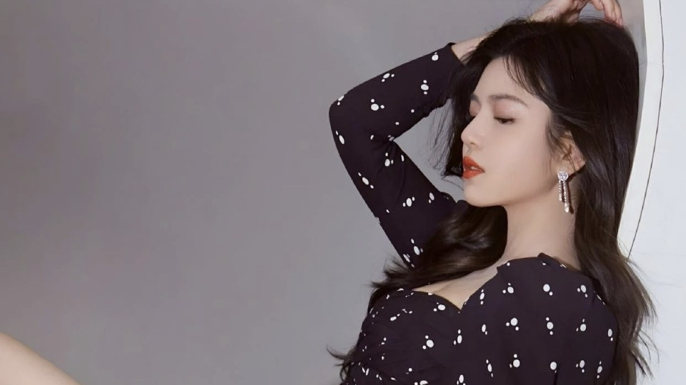 看！陈妍希波点方领造型，妩媚风情让人惊艳！