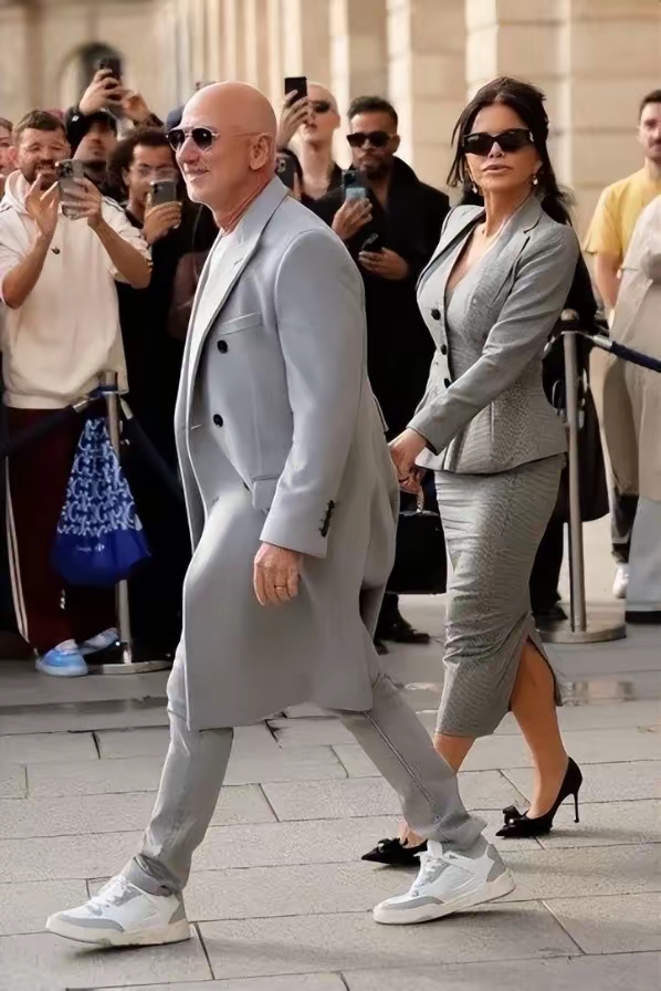 桑切斯又添新造型，与超模肯豆和金小妹合影，曝光五短身材萝卜腿