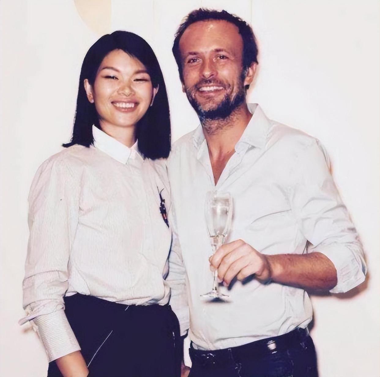 “丑模”吕燕为儿子庆生,14岁小鲍180高个穿西装,长得像帅爸爸