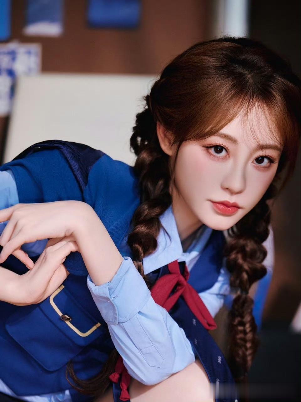 祝绪丹穿蓝制服搭兔耳帽，俏皮又灵动超吸睛