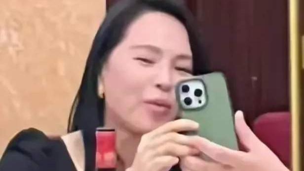 57岁伊能静法国吃大餐被拍，脸部浮肿差点没认出，夫妻俩都胖了