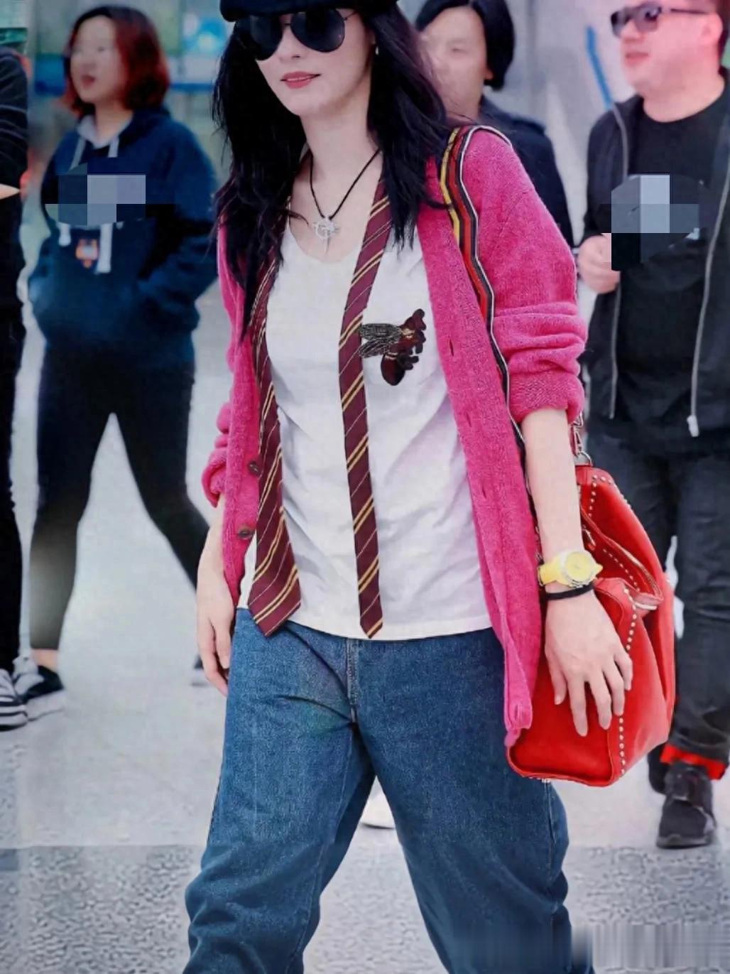 张柏芝越活越年轻!玫红针织衫+白T+牛仔裤,减龄又高级!