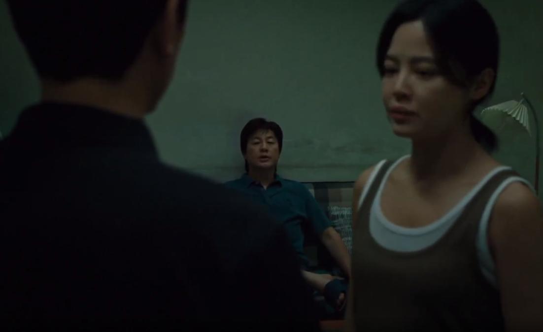 辛芷蕾夺威尼斯“影后”瞬间，张颂文微表情值得玩味，全程黑脸？