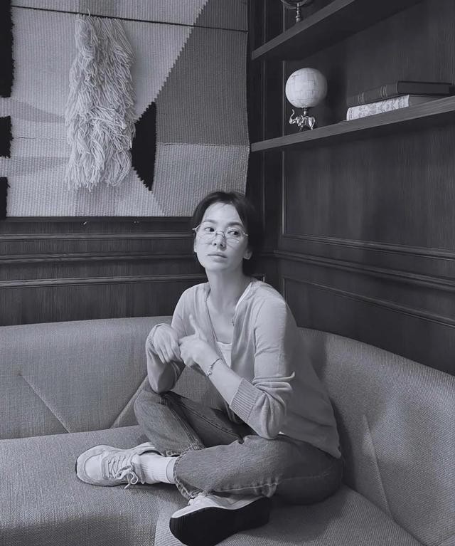 宋慧乔接了长发美回来了，她还是留长发好看，她穿白色背心很少女