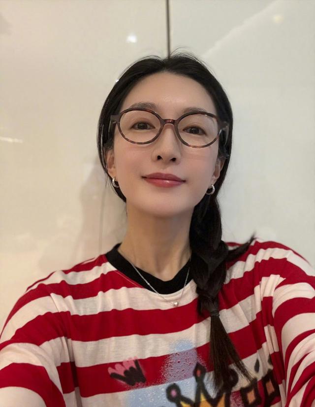 38岁江疏影阿那亚被偶遇，状态很好，不受与富商海外产子风波影响