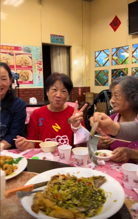 世界真小!李立群和周杰伦竟是拐弯亲戚,73岁大寿请杰伦舅舅吃席