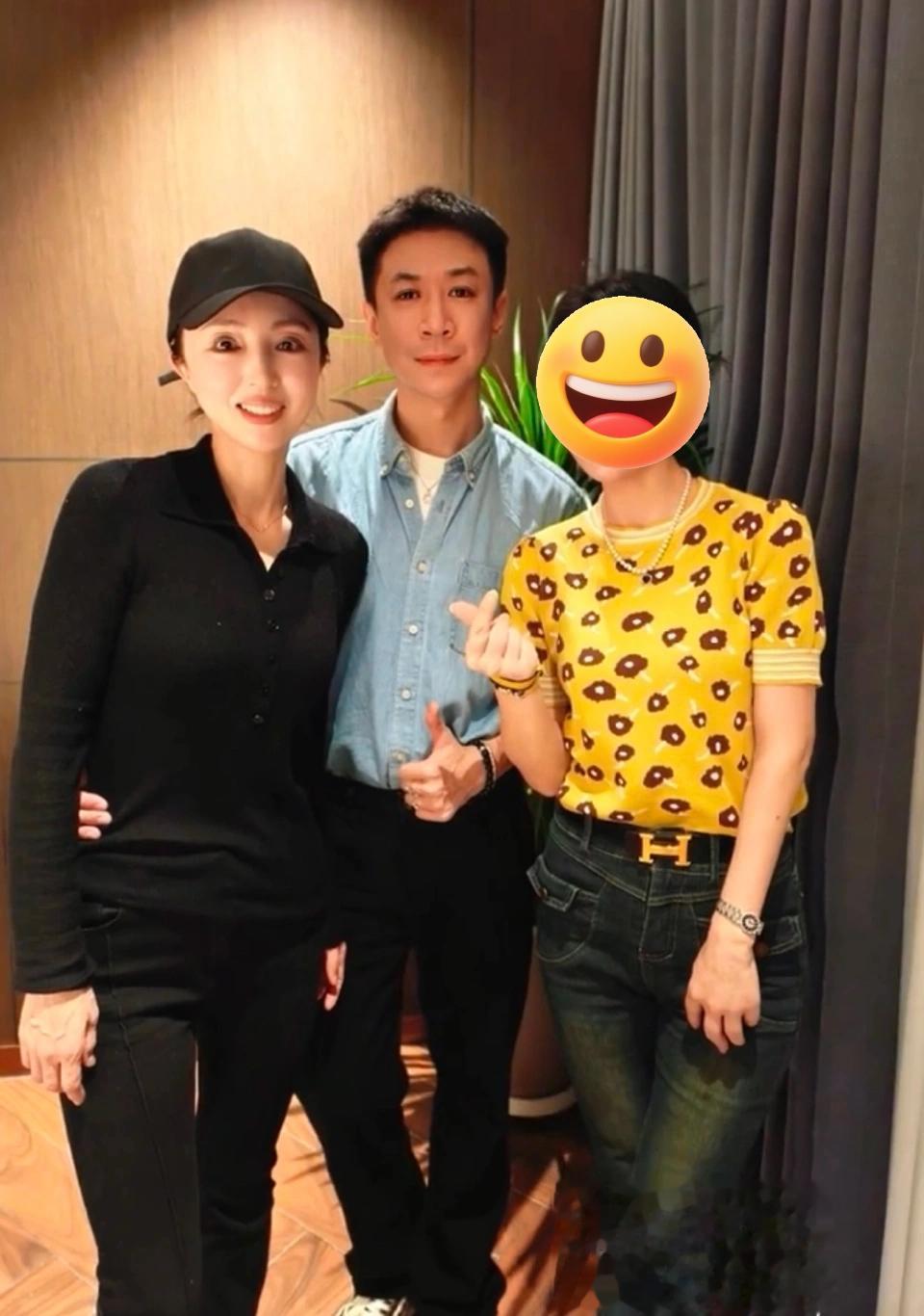 董璇一家三口与友人聚会,张维伊搂抱老婆秀足恩爱,小酒窝超甜美