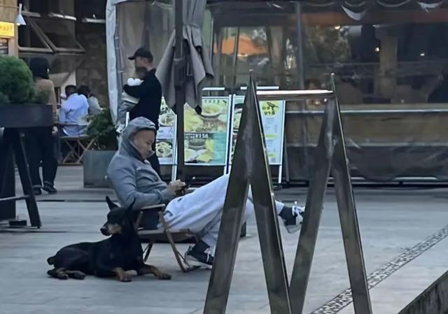 50岁乐嘉近况曝光！在云南定居，带大型杜宾犬出门不牵绳惹争议