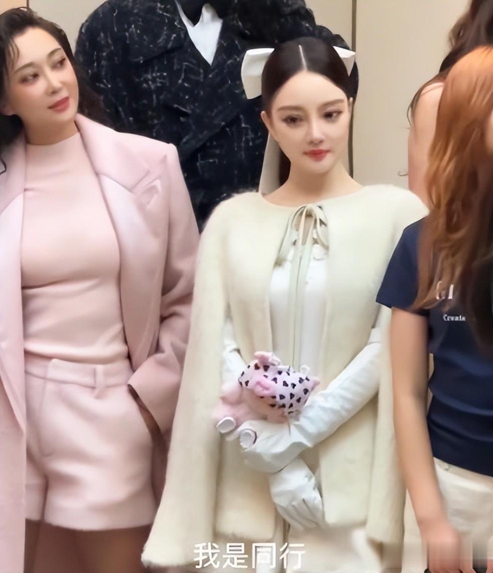 李小璐和女儿走秀被当众亲嘴，脸红害羞像少女，甜馨在旁目瞪口呆