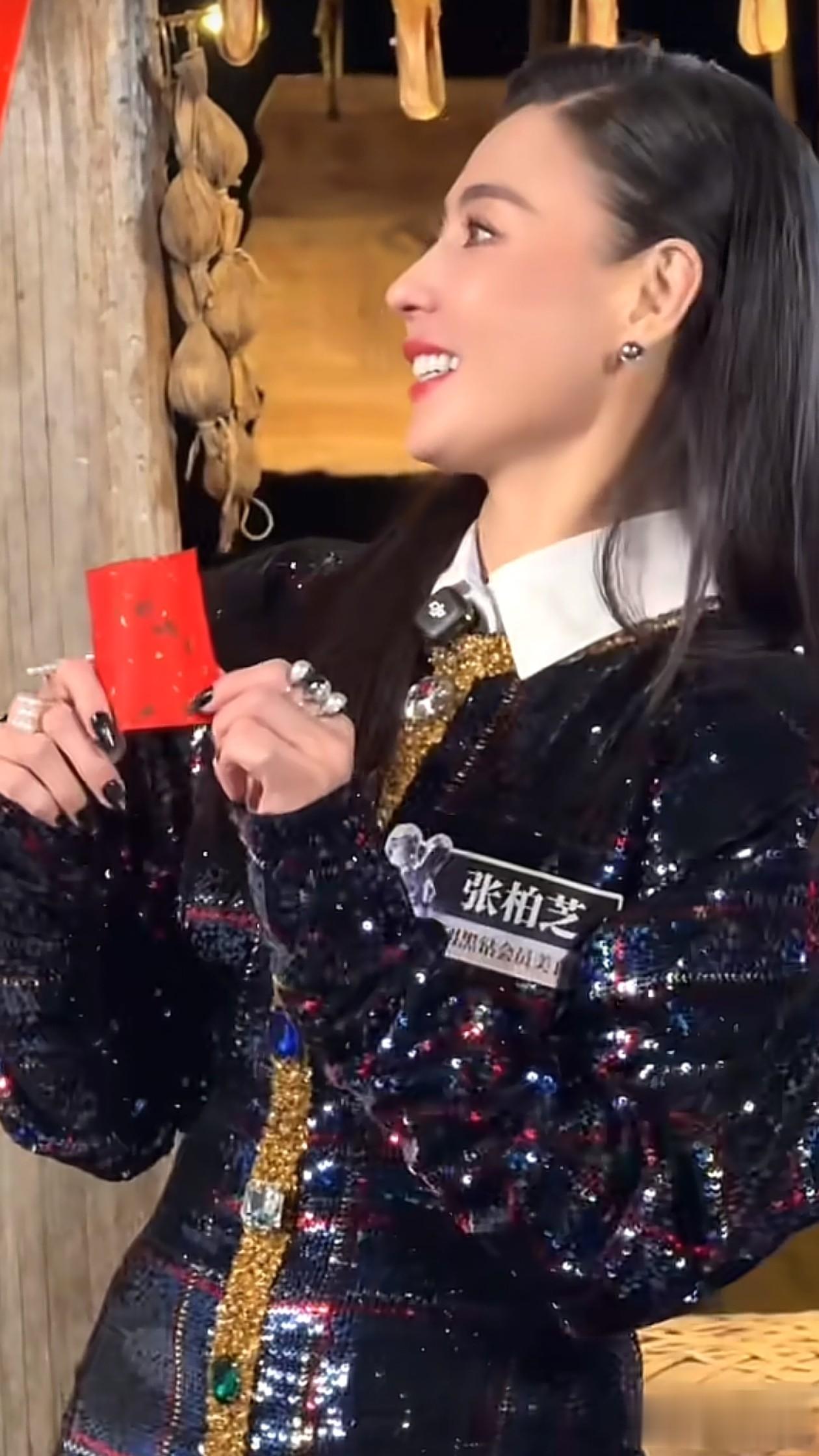 45岁张柏芝活动穿搭：亮片连衣裙+打底裤+长靴，嫩得像29岁