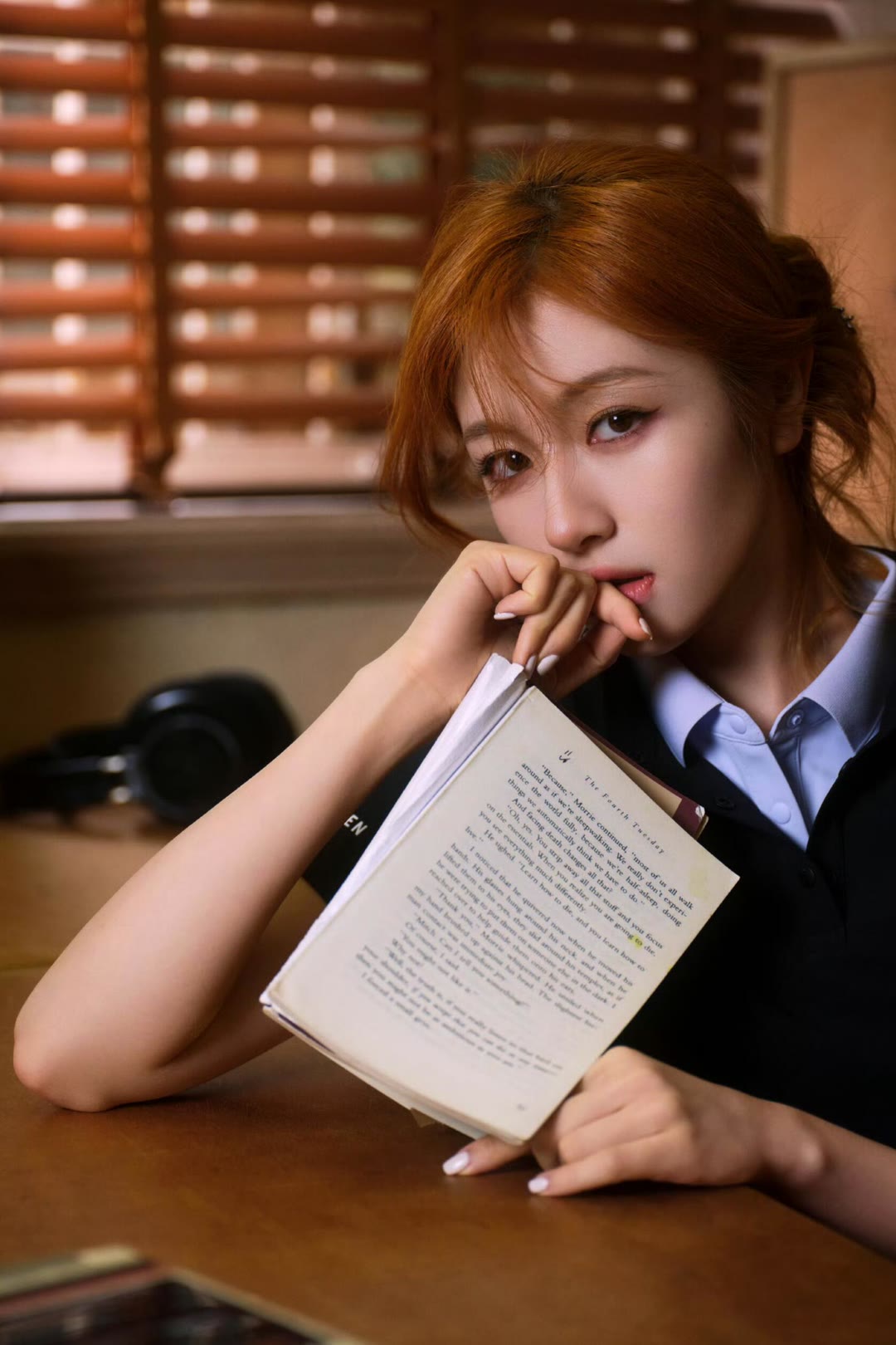 李兰迪发丝缀花，眼眸藏着温柔