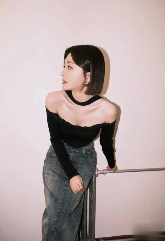 秦岚黑露肩牛仔裙封神！生图精修傻傻分不清，新剧路透杀疯全网