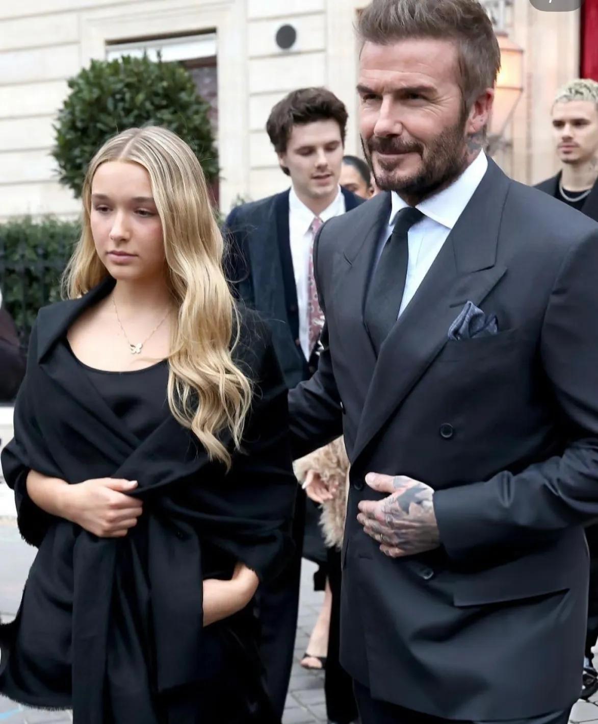 贝克汉姆全家现身巴黎!贝嫂拇指外翻严重,被问起大布她一脸冷漠