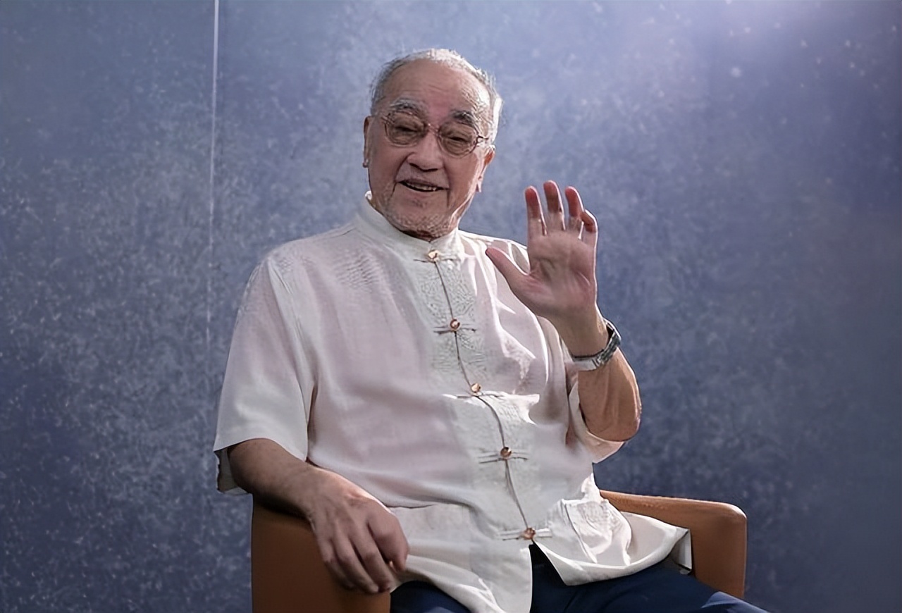 84岁老戏骨独居香港，靠圈内好友接济生活，儿女定居国外很少联系