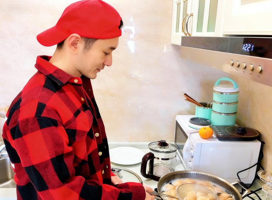 黄晓明冬至晒家常， 儿子小海绵擀面皮 ，手艺获赞有模有样