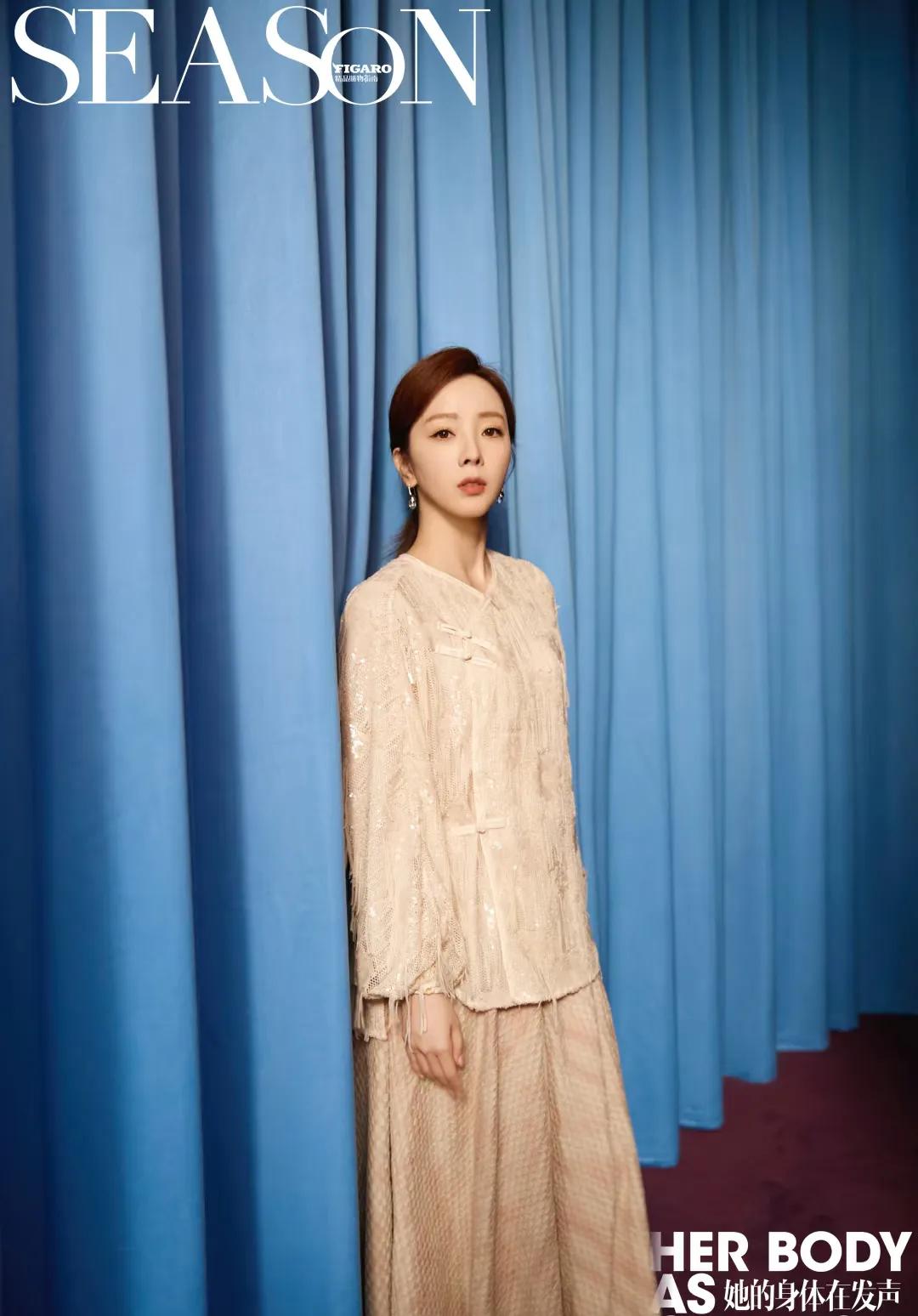 李思思新图,米色流苏装配利落低马尾,气质与美貌并存