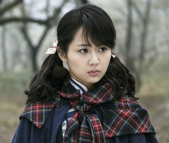 杨紫又翻车了，私下路透照片脸部僵硬垮脸老态，网友直呼撞脸蔡明