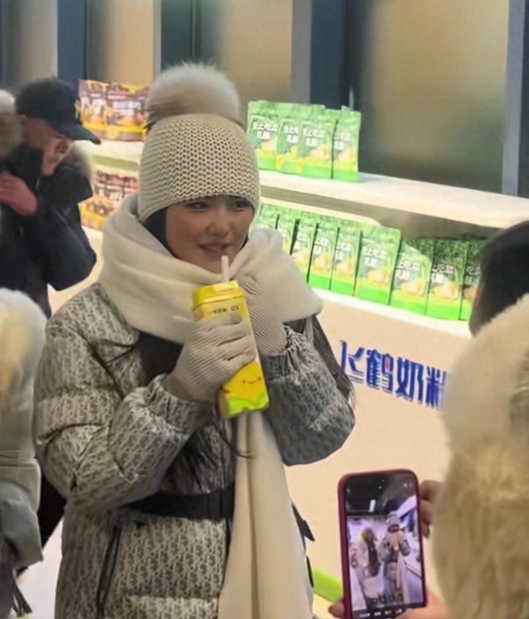 哈尔滨冰雪大世界玩冰滑梯时遇到了王诗龄，本人很好看性格也可爱