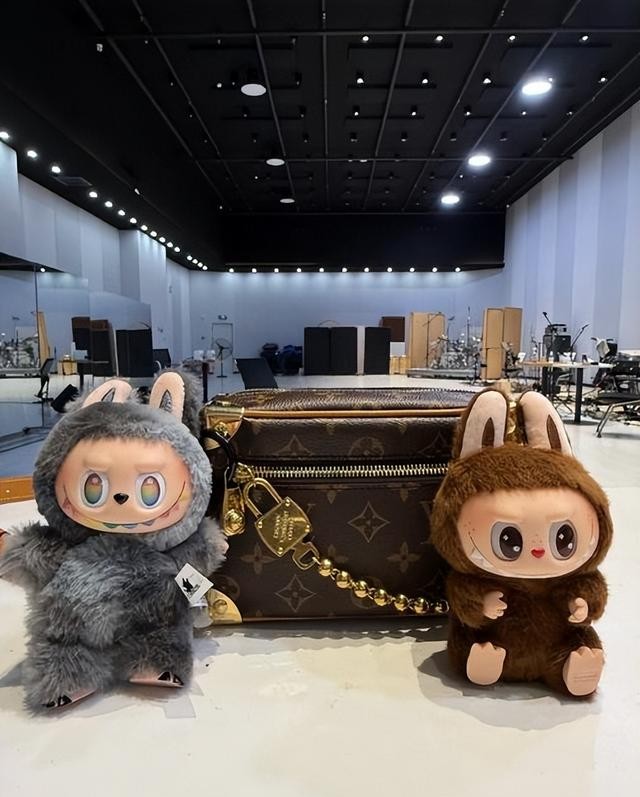 你家爱豆晒Labubu了吗?鹿晗收了隐藏款,刘亦菲林峯娇妻也有一堆