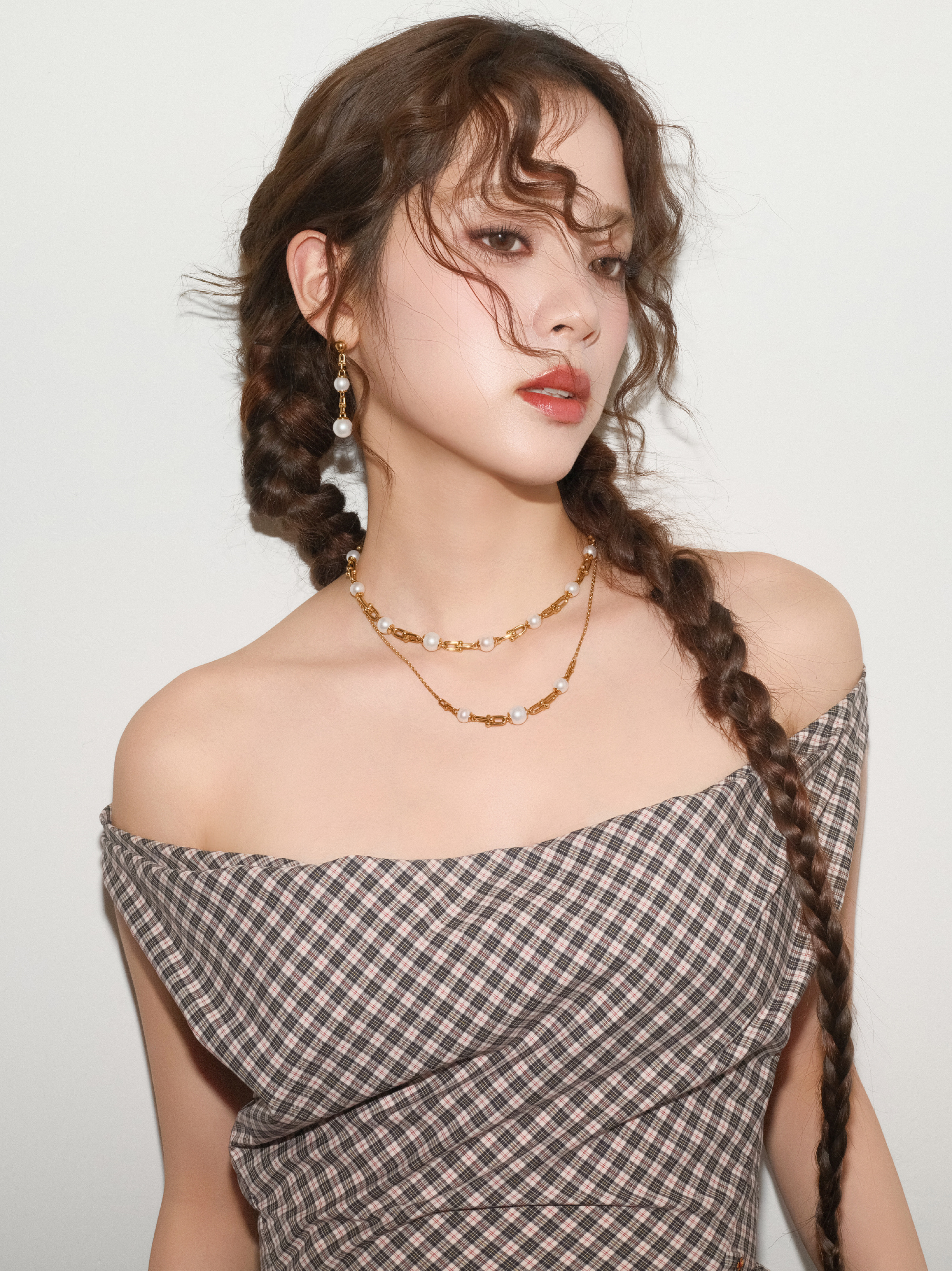 欧阳娜娜抹胸格仔连衣裙