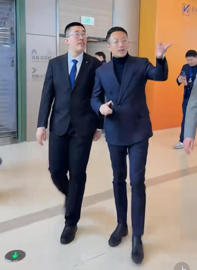 小井与张兰见面！拥抱并轻抚后背，张兰打扮精致，戴黑花悼念大S