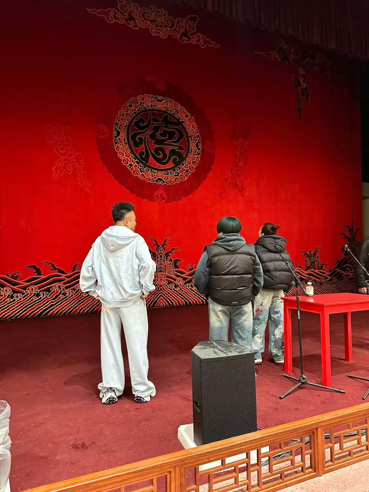 上海德云社将开业！老板娘王惠视察好排场，染绿发化浓妆穿破洞裤