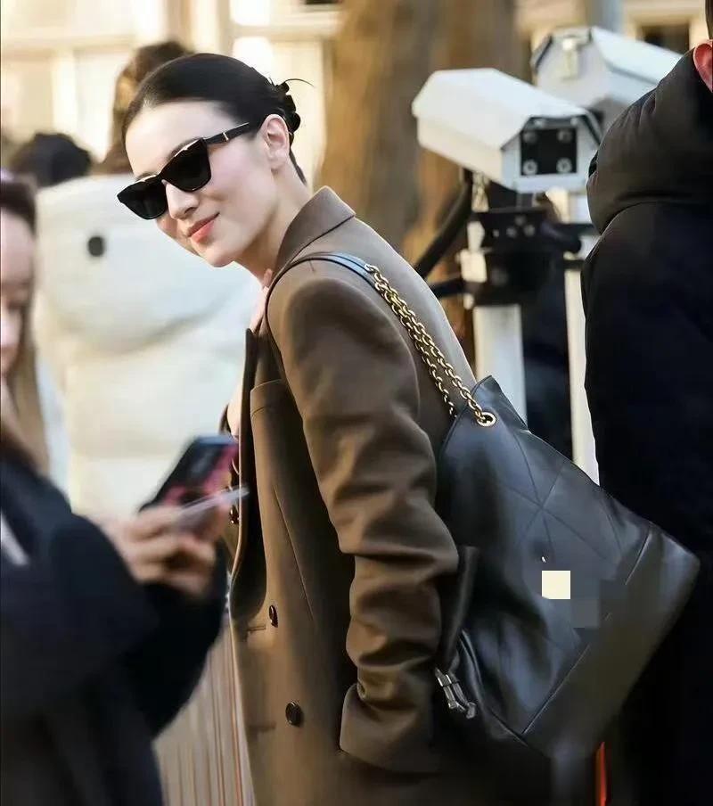 宋佳穿出了80后女性想要的高级感！棕色大衣+阔腿裤，简约又时髦