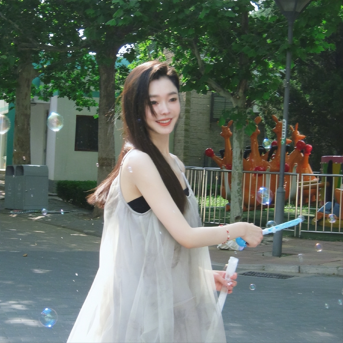 回应整容争议没48小时，央媒点名宋轶，没提网暴，却字字都在撑腰