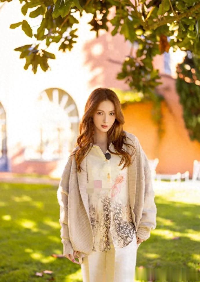 35岁金晨增肥后更惊艳！穿针织开衫+印花衬衫+阔腿裤，时髦又洋气