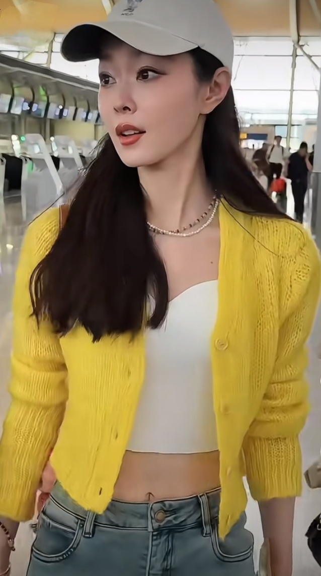 宋轶机场造型清新又撩,白短上衣露纤细小蛮腰,搭黄针织开衫美翻