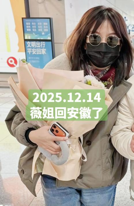 49岁赵薇上海街头遛狗，手舞足蹈全副武装，封杀4年回不去的时光