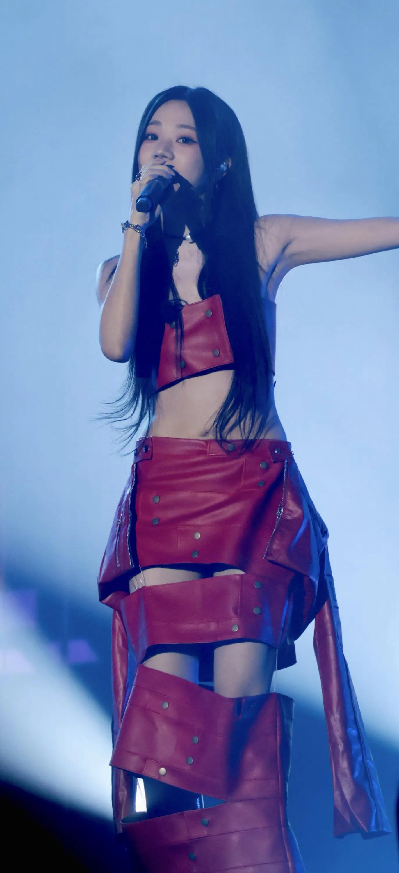 张紫宁的裙子快挂不住了,张紫宁身材真好