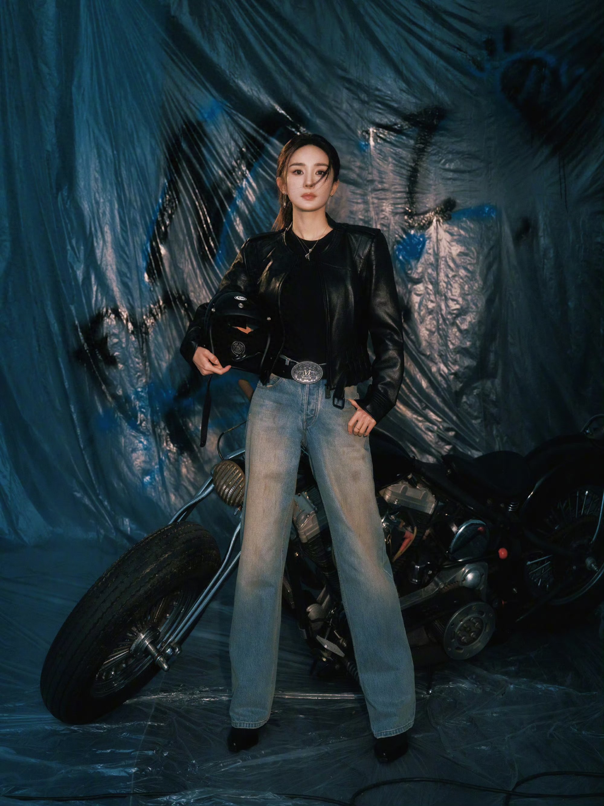 杨幂，酷帅有型的机车女郎 ???