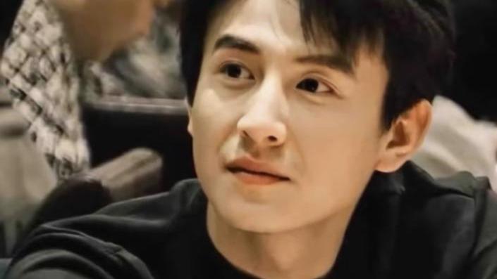 看完“小孩叔”刘萧旭跑龙套旧照，才知啥叫红气养人，气质都变了