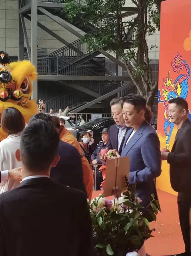 43岁汪小菲现身广州，身形消瘦，脸色憔悴眼睛红肿，状态令人担忧