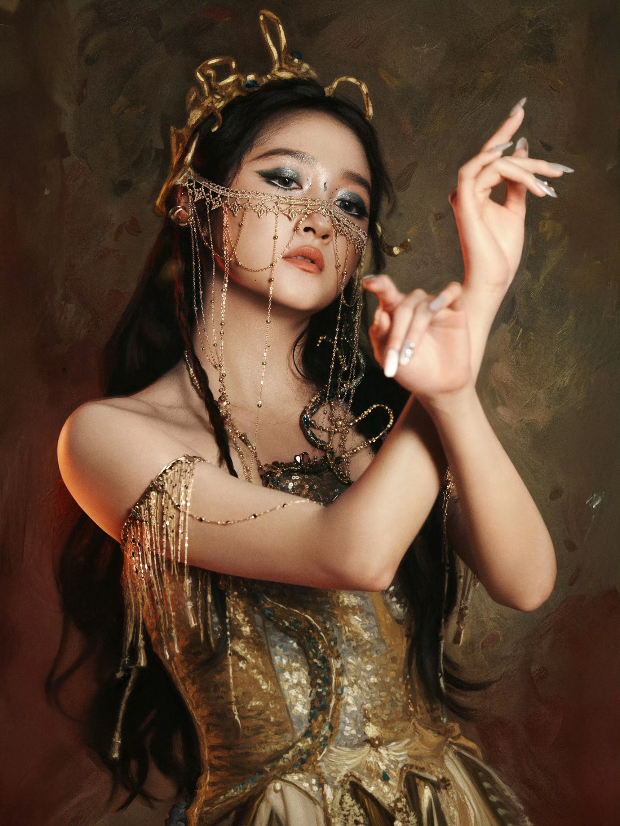 关晓彤异瞳少女戴流苏面帘身穿蓝金纱裙缓缓走来